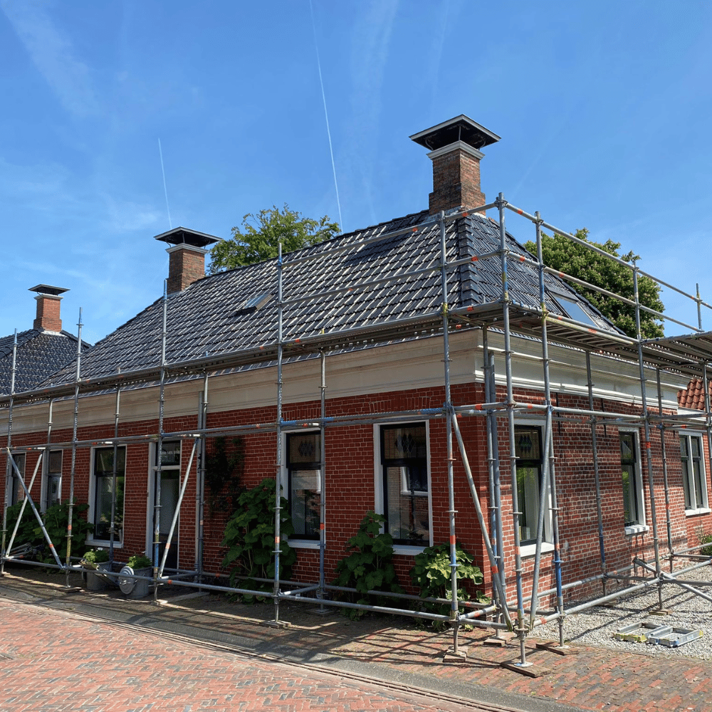 Dakrenovatie monumentaal pand Zandeweer